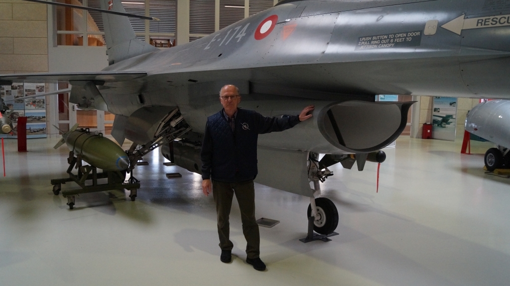 Peder Morre ved en F16A